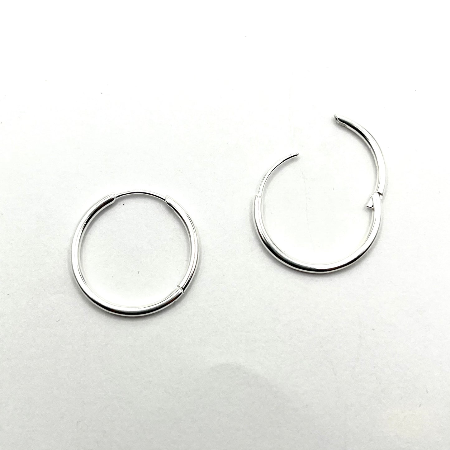 Sterling Silver Medium Thin Hinged Round Hoop Earrings, DL520, Doris Leidt