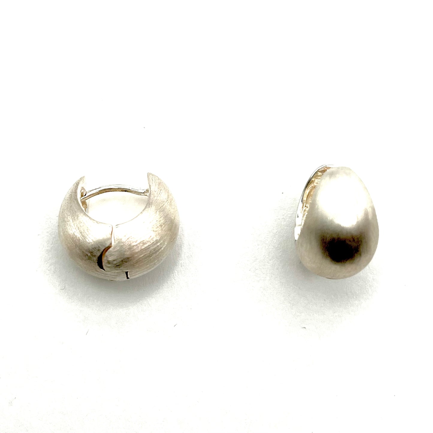 SS Brush textured Huggie Hoop Earrings, C835230, Doris Leidt