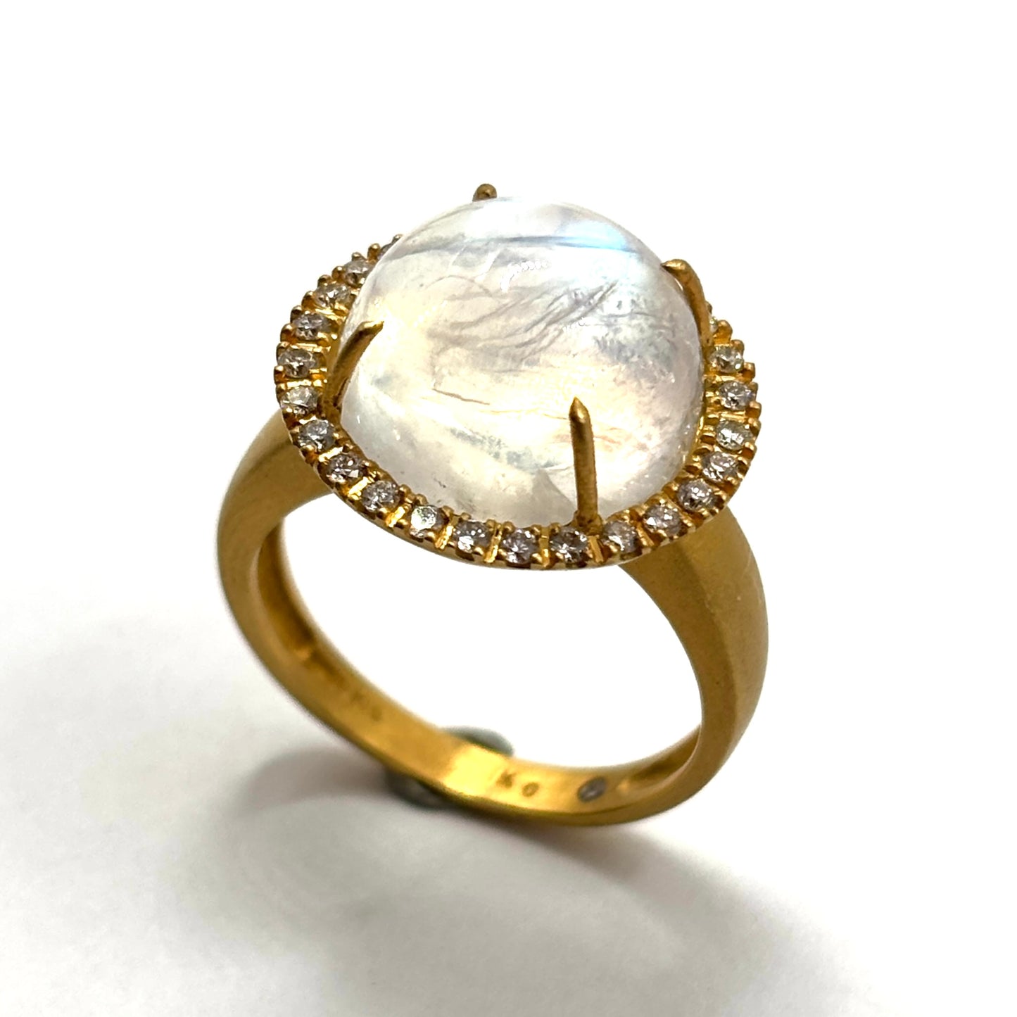18kt Gold Round shape Moonstone Ring