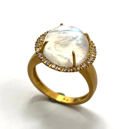 18kt Gold Round shape Moonstone Ring