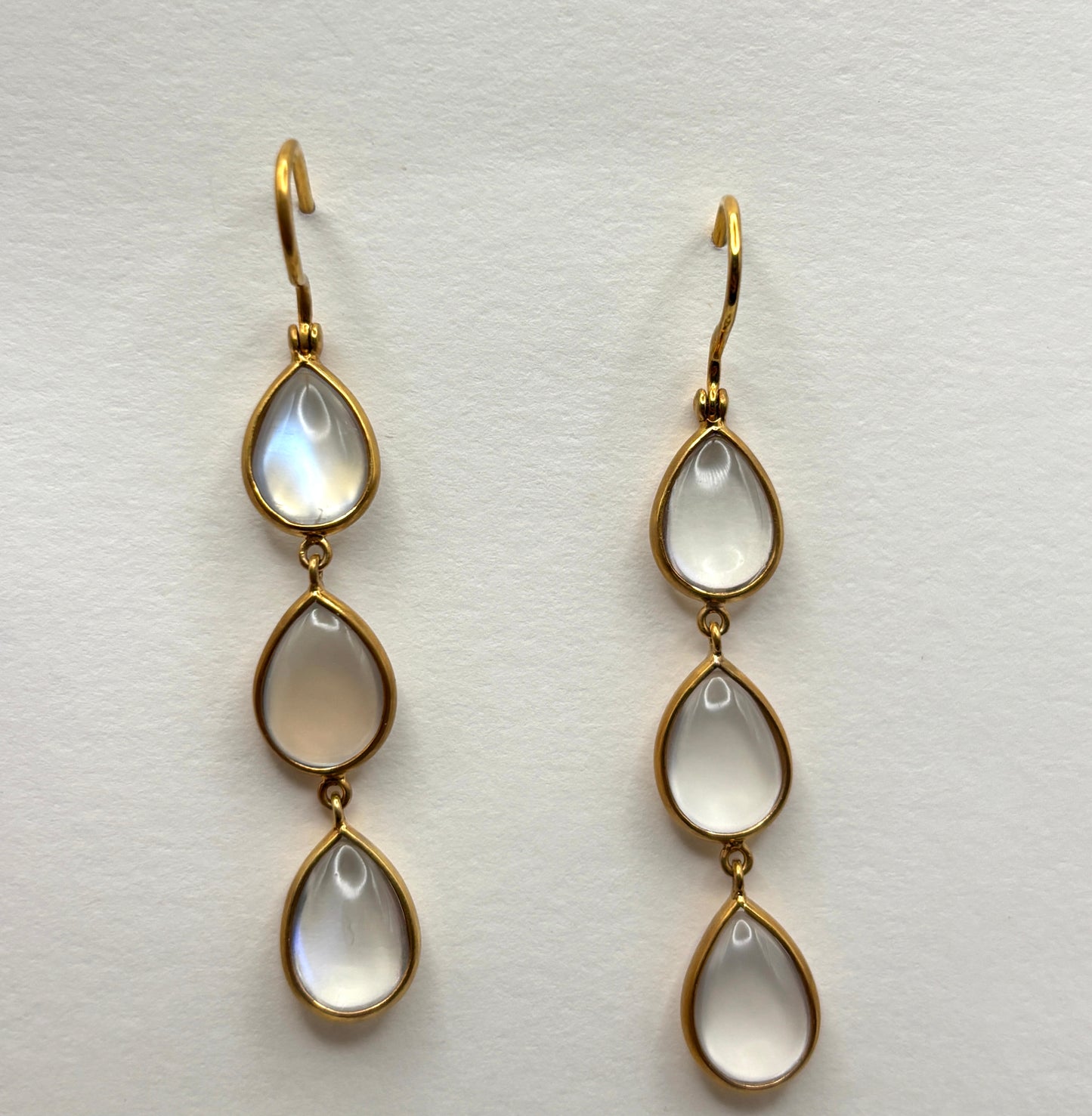 18kt Yellow gold hanging tear shape moonstone earrings KWS26306