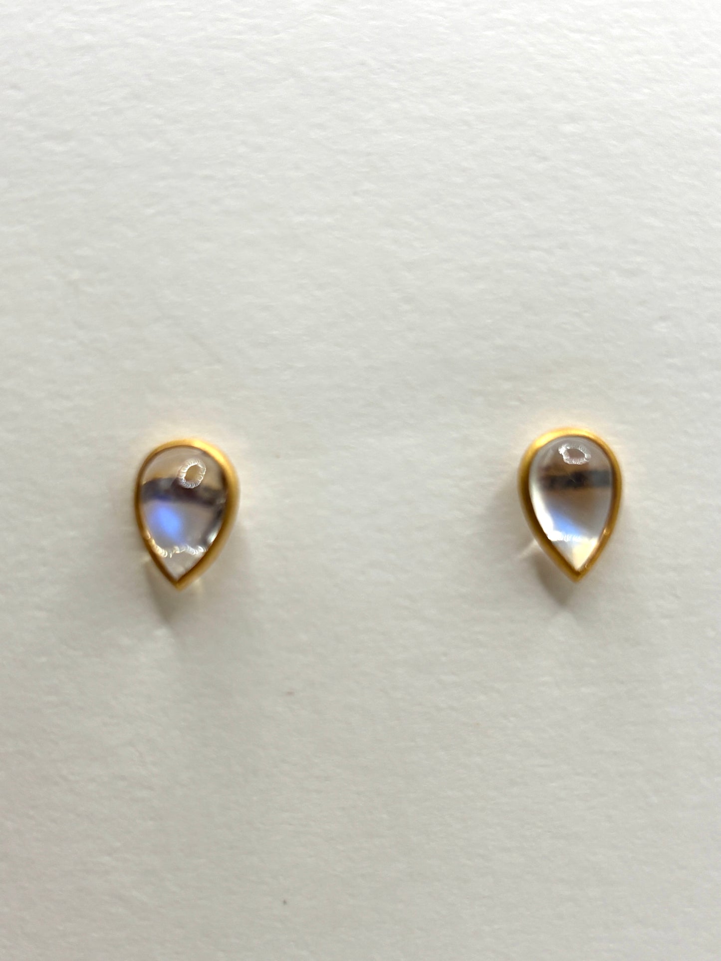 18kt yellow Gold Teardrop Bezel stud earring KWS26307