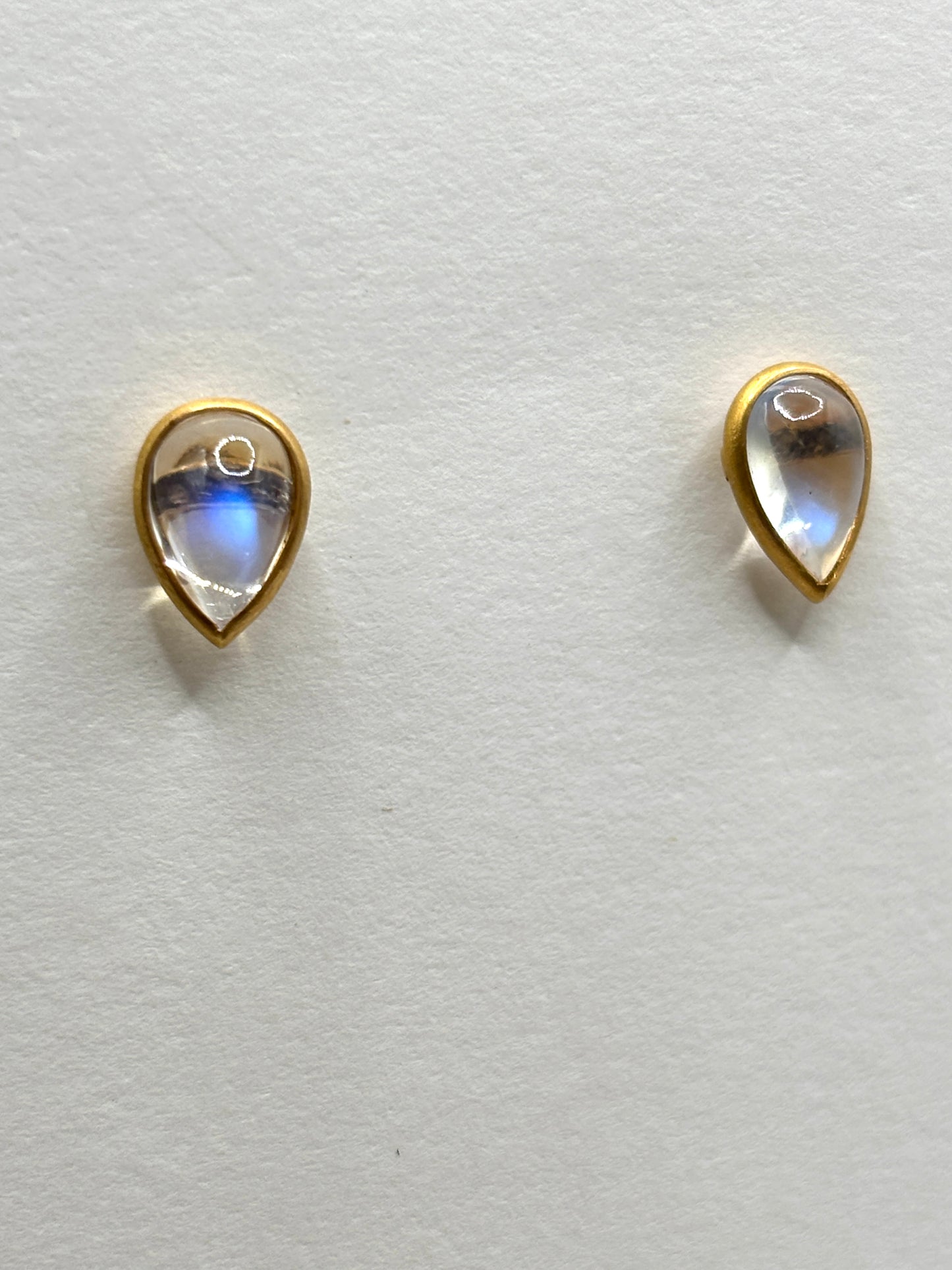 18kt yellow Gold Teardrop Bezel stud earring KWS26307