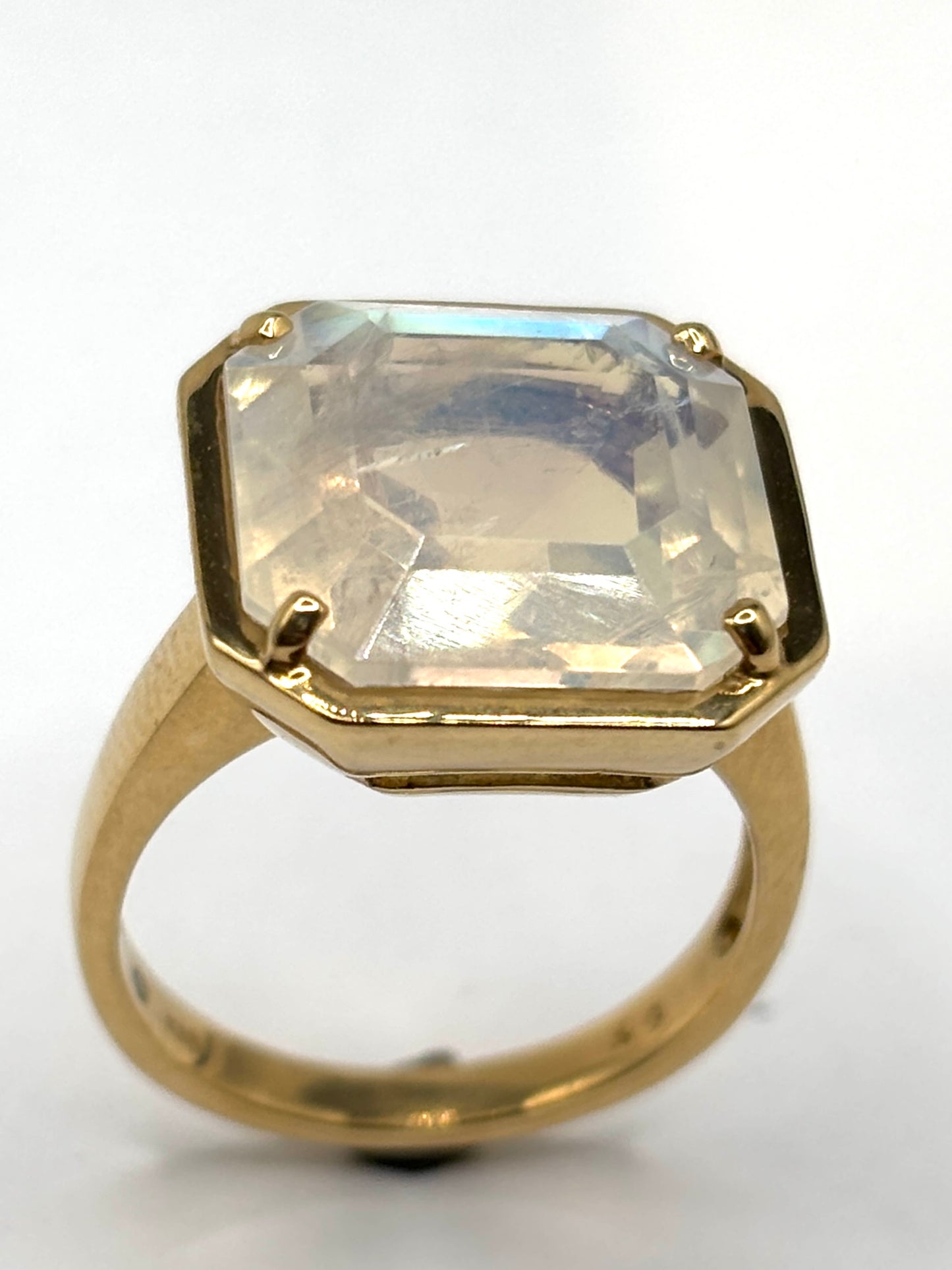 18kt yellow gold sqaure. faceted Moonstone high bezel. and prong setting ring KWS26304