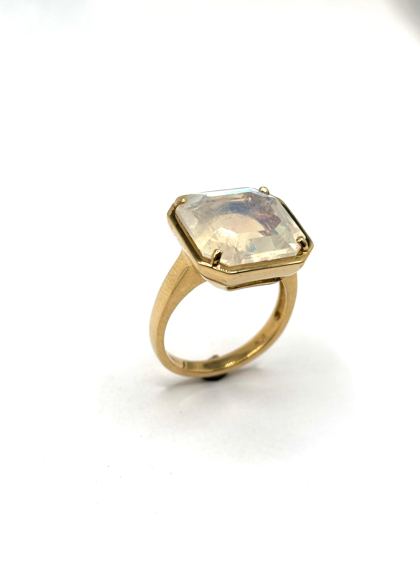 18kt yellow gold sqaure. faceted Moonstone high bezel. and prong setting ring KWS26304