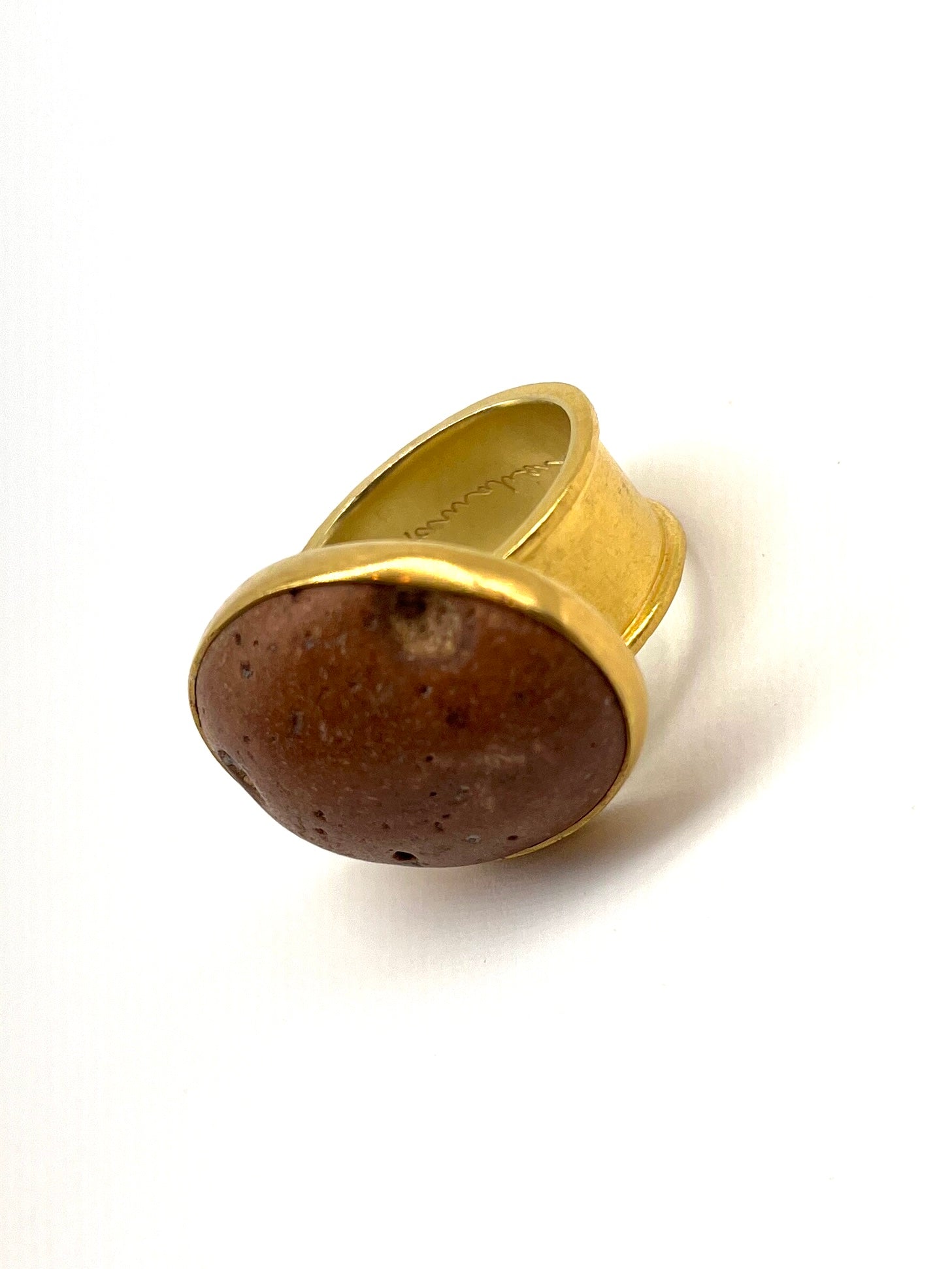 Tabu Shell Ring 22Kt, 18kt Gold Beach Stone Ring – TabooStudio